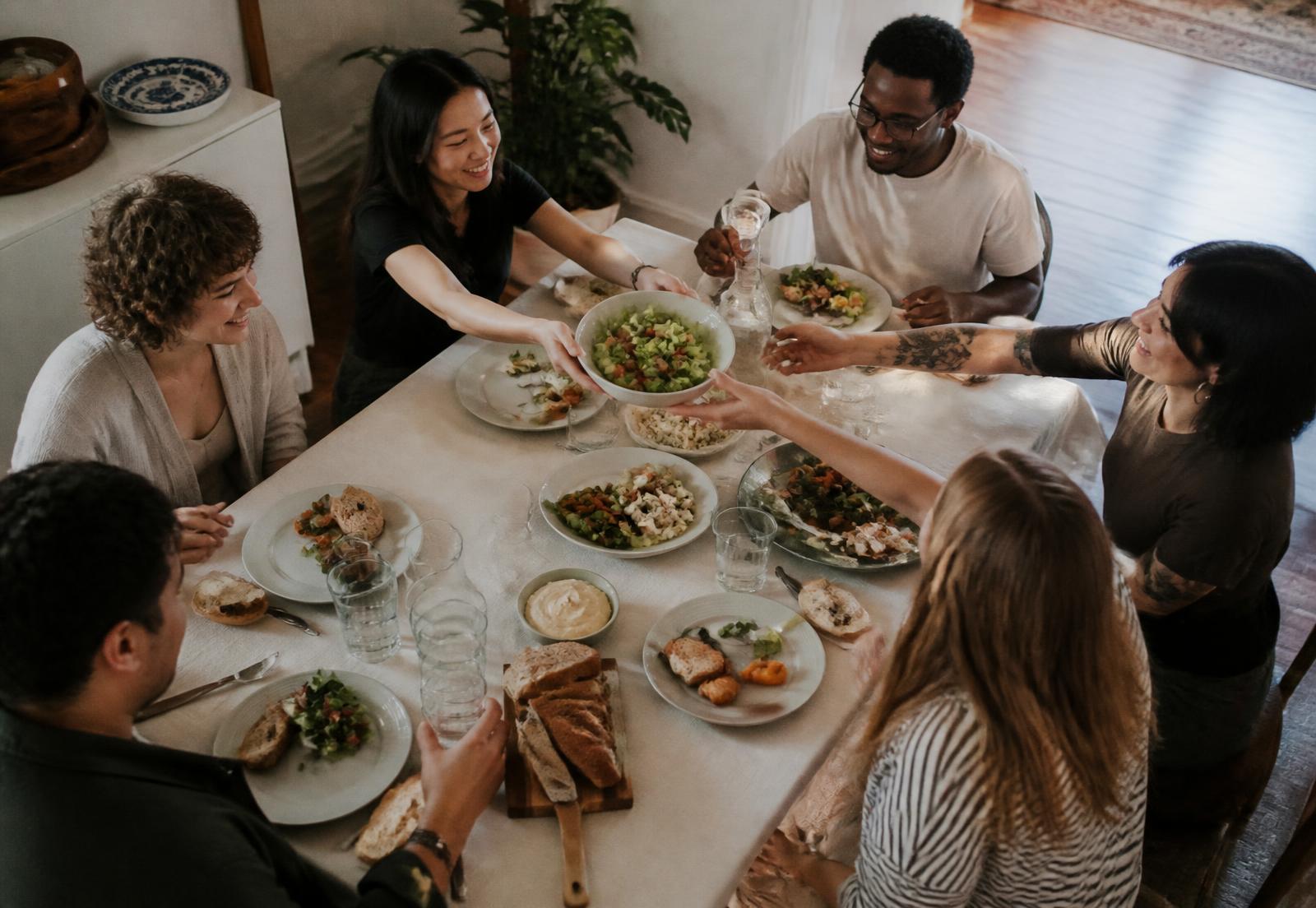 Repas partagé autour d'une grande table